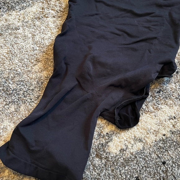 SKIMS SOLUTION SHORT LEFT LEG EXPOSED - Picture 3 of 6